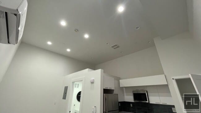 Photo - 237 Utica Ave Unidad 1F