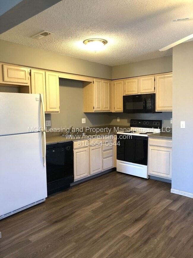 Photo - SOUTH GARDEN TOWNHOMES - Beautiful Master w/ en suite!