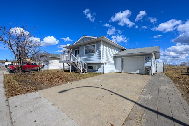 Photo - 6637-6693 93 St
