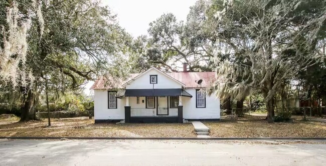 Building Photo - Historic Cottage Near Memorial Hospital & Savannah State – Unfurnished Long-Term Rental