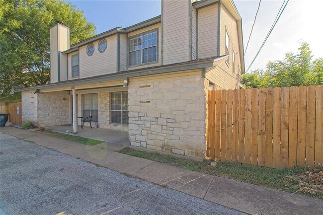 Photo - 2211 Creekside Ln