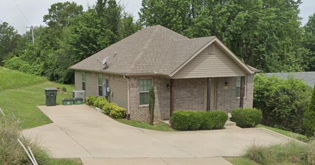 Building Photo - 1217 N Stephens Ave