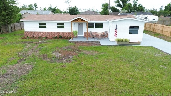 Building Photo - PET FRIENDLY! Charming 3 Bedroom, 3 Bath, Home