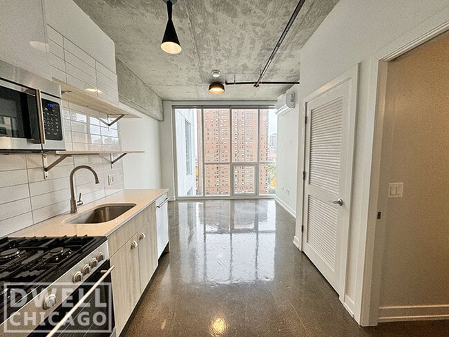 Building Photo - 102 W Chicago Ave Unit 1