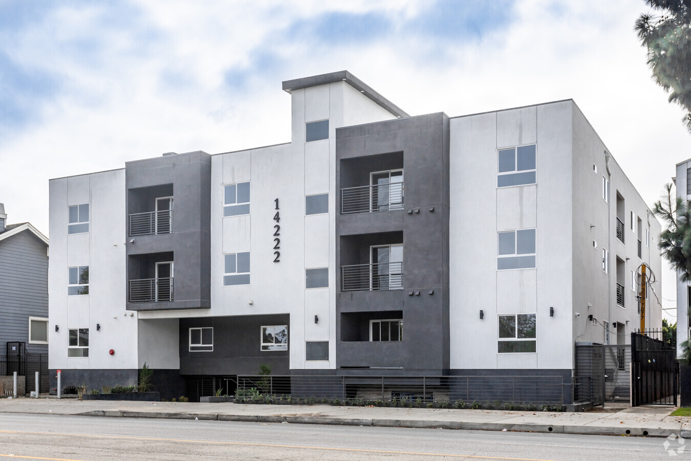 Photo - 14222 Victory Blvd Apartments
