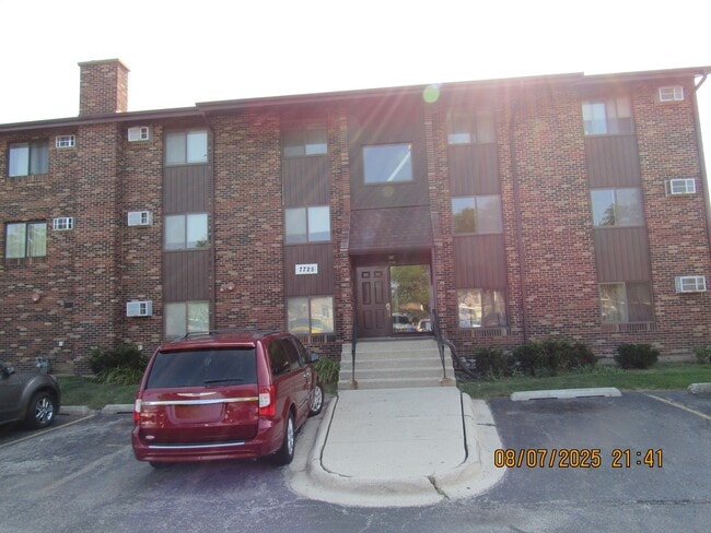 Building Photo - 7725 Woodward Ave Unit 2S Rental