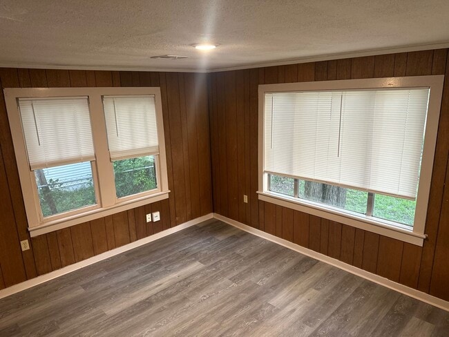 Photo - 2 Bedroom, 1 Bathroom Home w/ Fenced-In Backyard and Covered Front Porch in Downtown Springdale