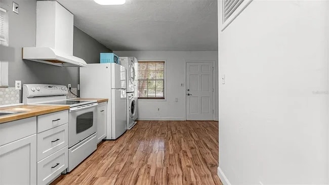 Kitchen facing the front door - 904 NW 14th Ave