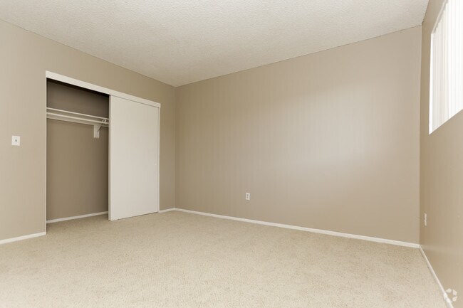 1BR, 1BA - 780 SF