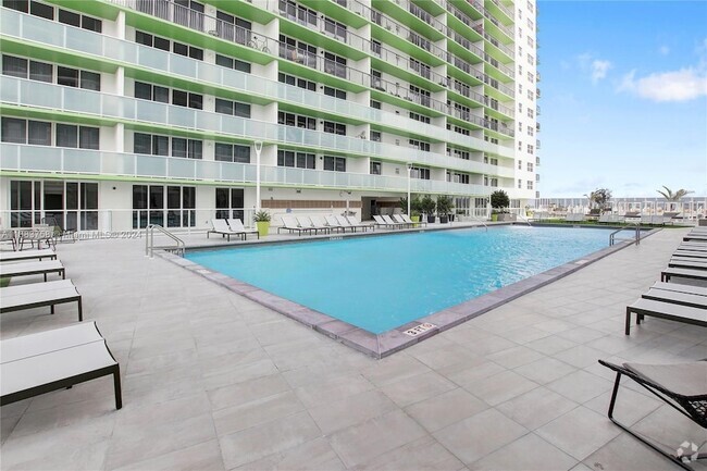 Building Photo - 1756 N Bayshore Dr Unit 9G Rental