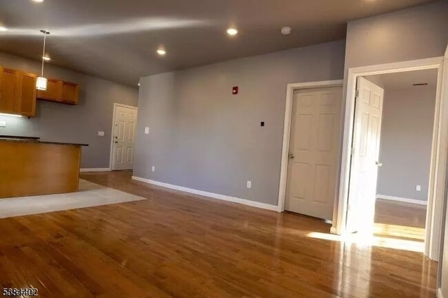 Photo - 399-401 E 28th St