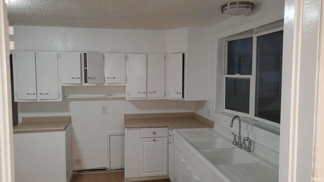 Photo - 925 W Main St