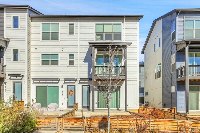 Building Photo - $2,500 - 2 Bed, 2 Full Bath Townhome In Broomfield with Central AC and In Unit Laundry!