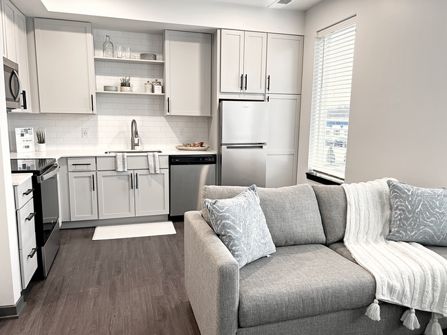 Modelo Signature - Sala de estar y cocina.png - AYR Apartments