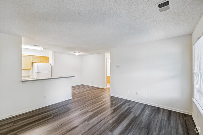 2BR, 2BA - 1,000SF - Living Room - BeaverDam Creek Apartments