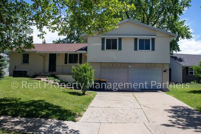 Building Photo - 3920 Camelot Dr SE Unit 3920