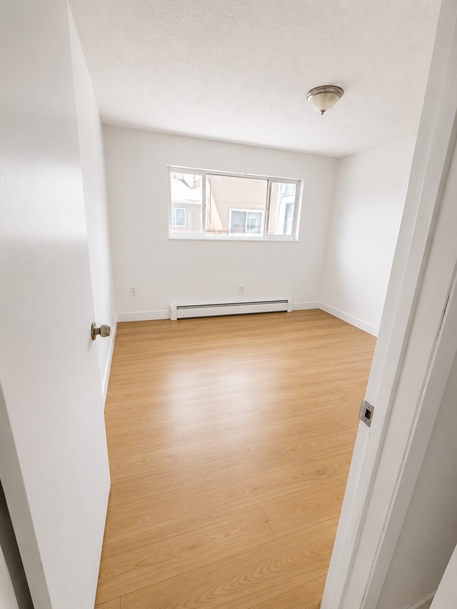 Building Photo - 2 bed 1 bath spacious living room area & updated finishes Unit 1601