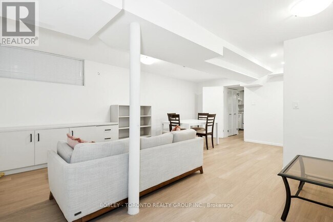 Photo - 146 Earlscourt Ave