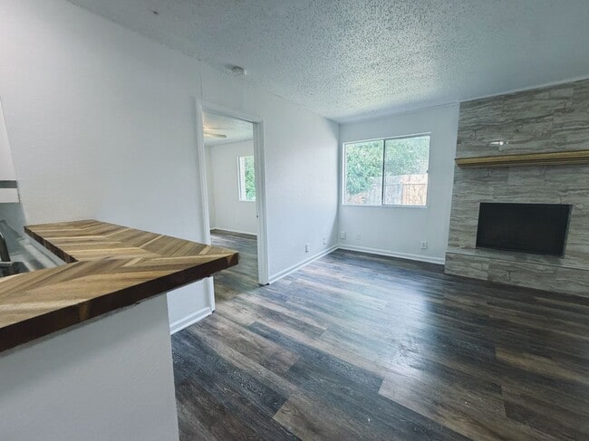 Photo - 9906 Hundred Oaks Cir Unidad B