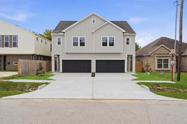 Building Photo - 4354 Clover St