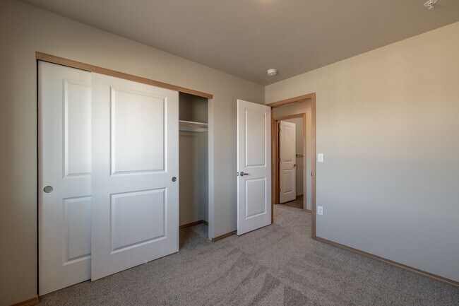 Photo - 3 Bedroom 2 Bath Apartment Pet Friendly! Unidad 334