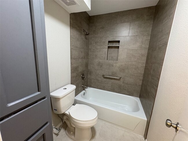 Building Photo - 312 S Poplar St Unit 4