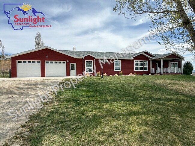 Building Photo - 3 Bed 2 Bath 2,756 sq ft on 2+ acres in Columbus