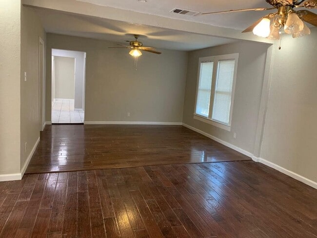 Building Photo - 1007 W Clarendon Dr