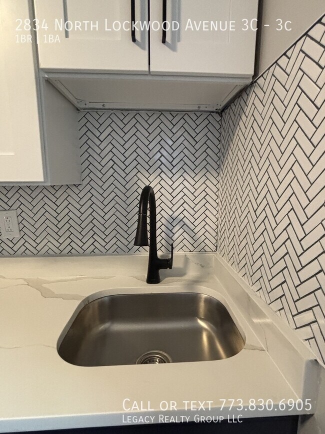 Photo - 2834 N Lockwood Ave Unidad 3c