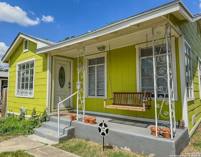 Photo - 1935 W Woodlawn Ave House