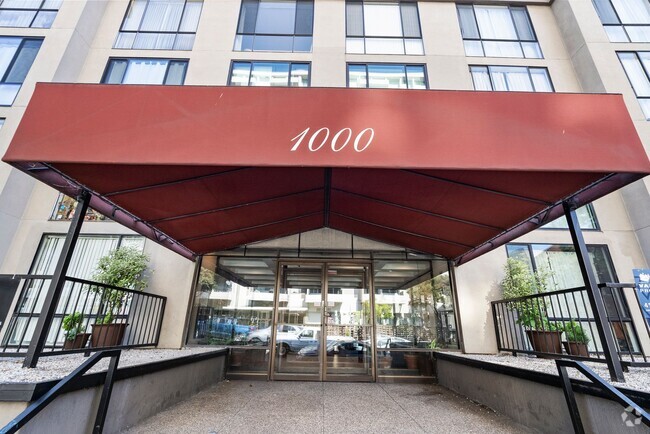 Building Photo - BEAUTIFULLY REMODELED CATHEDRAL HILL CONDO... Unit 102