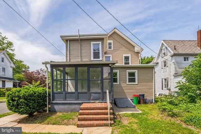 Photo - 128 W Broad St