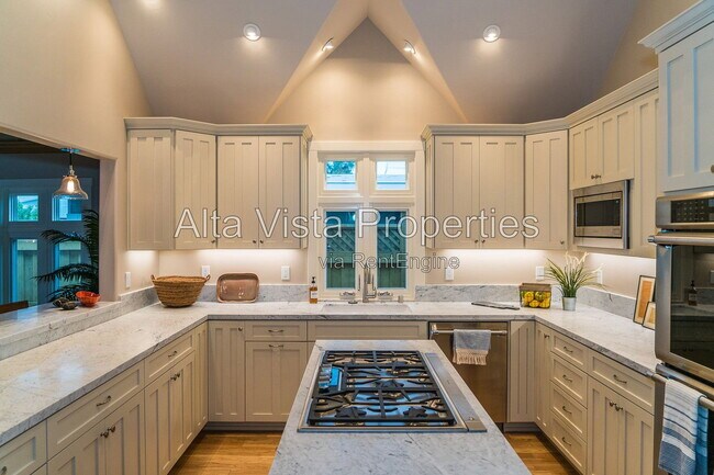 5606 Dolphin Pl