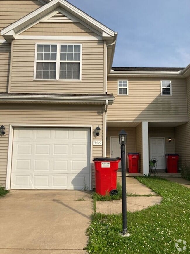 Building Photo - 3-Bedroom Townhome Available This July!