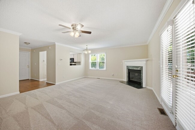 Building Photo - Beautiful End-Unit Townhome with Fresh Updates in Convenient Raleigh Location!