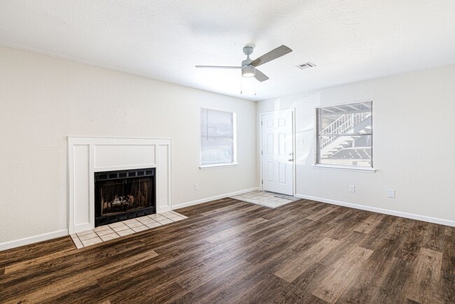 Building Photo - 4010 NW Ozmun Ave Unit 4010-B