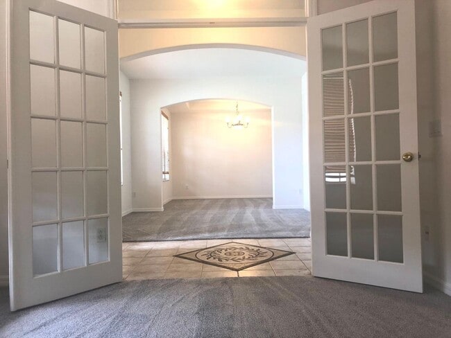 Photo - MOVE IN AUGUST! BEAUTIFUL LARGE/SPACIOUS HOME! NEWER CARPET ON 1ST FLOOR! Great Location! 2 story...