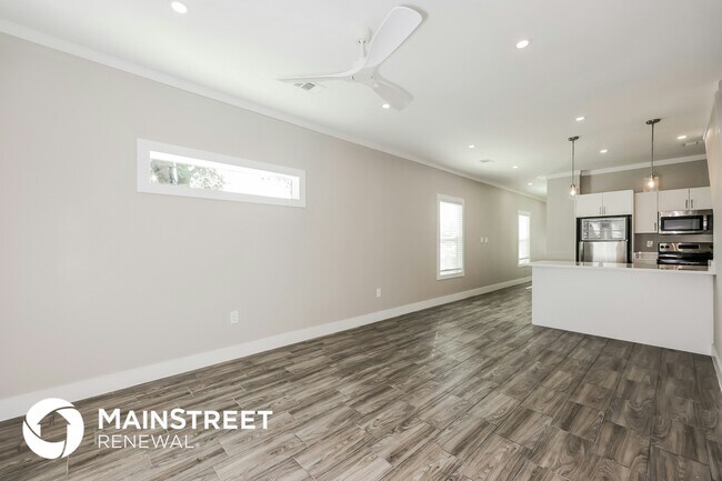 Photo - 1244 Lonsdale Ave