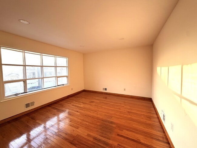 Building Photo - 304 Columbia Ave Unit Apt 1