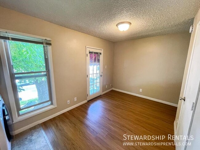 Photo - 893 W 5th Ave Unit 4