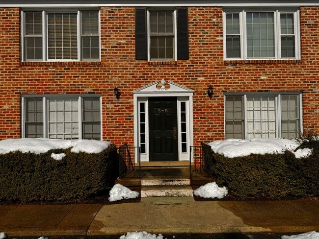 Photo - 2527 Hydraulic Rd