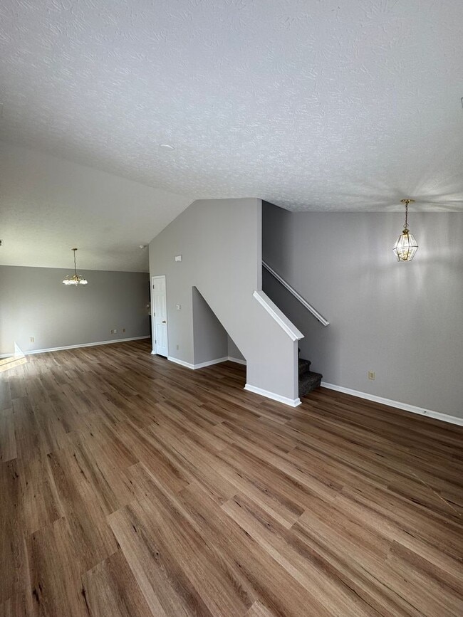 Photo - 703 Mountain Pine Dr