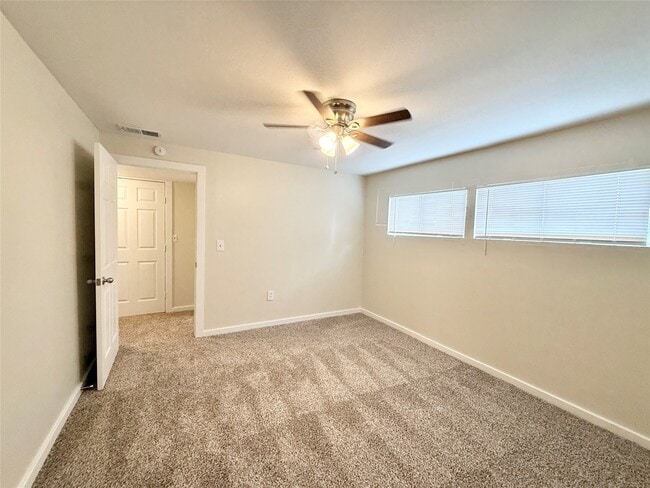 Building Photo - 5415 Scott St Unit 35