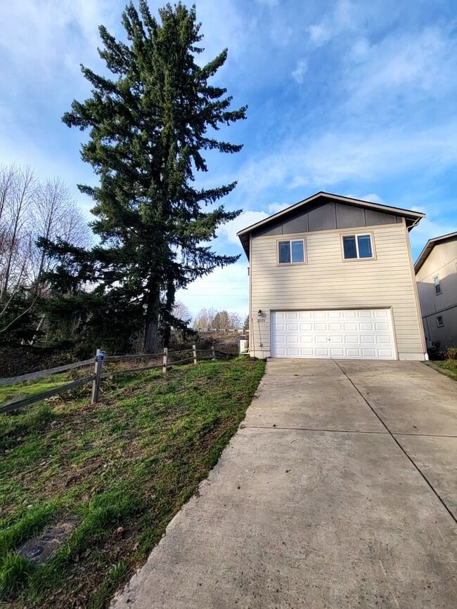 Photo - Large 4 Bed Split, Available Now! Pets Okay!