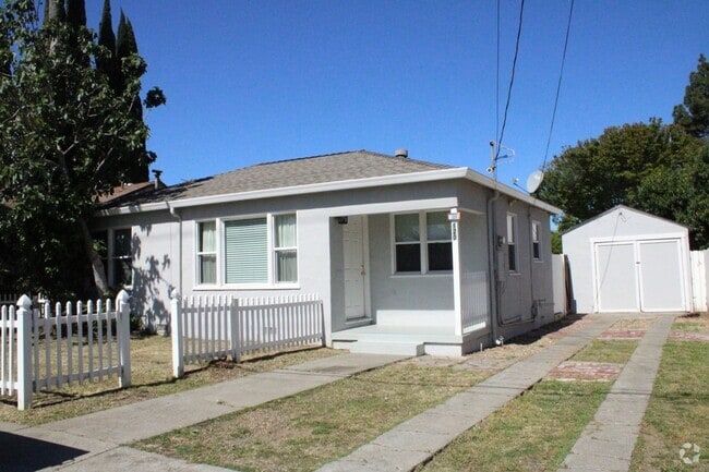 Building Photo - Adorable 2 Bedroom, 1 Bathroom Home in Pit...
