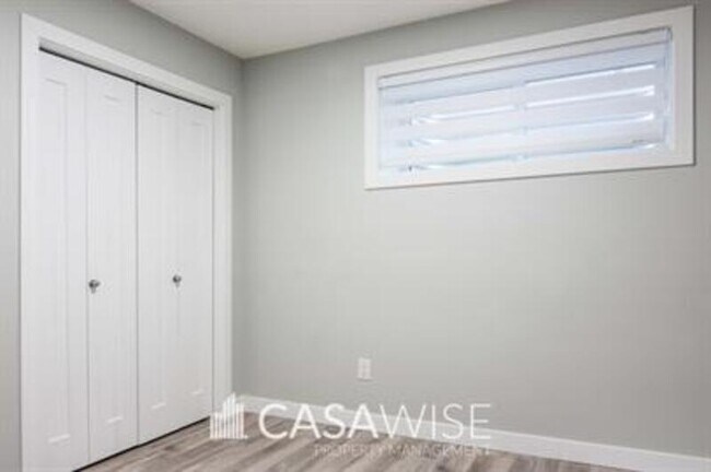 Photo - 17507-17565 65 St NW