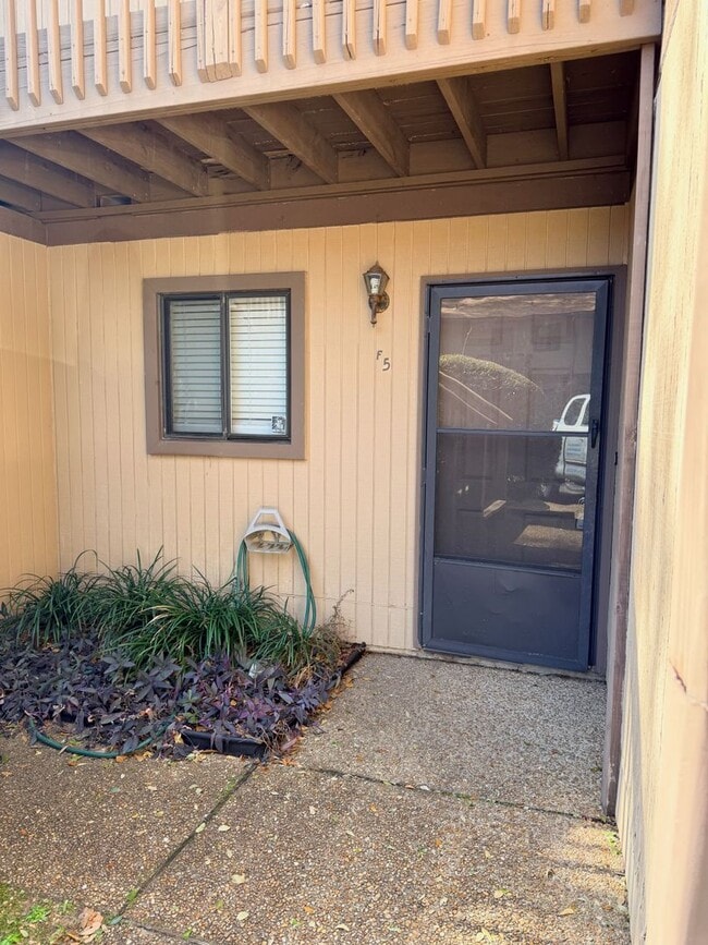 Building Photo - Pet Friendly, 2BR/2BA Condo with Reserved Parking & Pool! Close to FSU, FAMU & TSC!