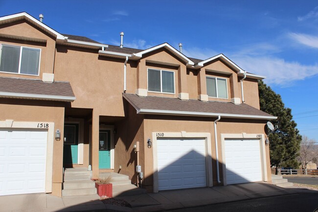 Three bedroom townhome by Bear Creek Park - Three bedroom townhome by Bear Creek Park