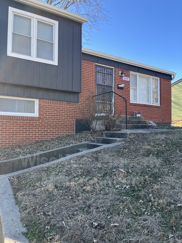 Photo - 805 W 39 St N