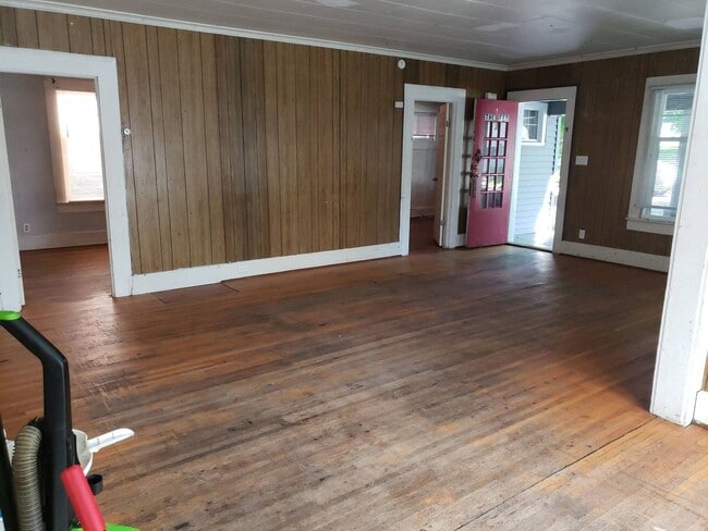 Photo - 415 NE Oak St